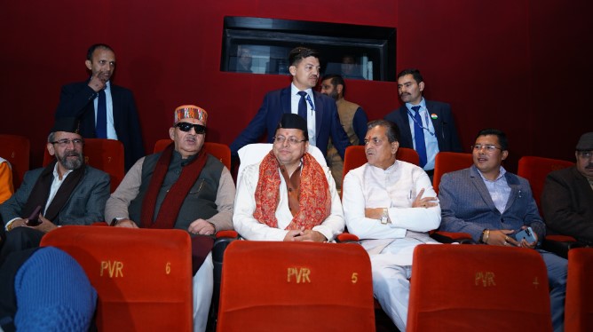 CM धामी ने भाजपा विधायकों के साथ देखी आर्टिकल 370