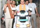 कैबिनेट मंत्री गणेश जोशी दिल्ली की गलियों में दुपहिया वाहन पर प्रचार के लिए निकले