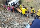 पौड़ी जिले के गुमखाल के निकट खाई में गिरा वाहन, कई लोग घायल