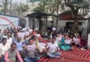 ऊर्जा निगम कर्मियों ने UPCL मुख्यालय के गेट में कार्य बहिष्कार करते हुए धरना दिया