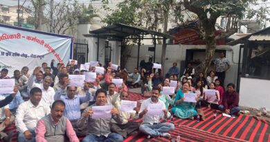 ऊर्जा निगम कर्मियों ने UPCL मुख्यालय के गेट में कार्य बहिष्कार करते हुए धरना दिया