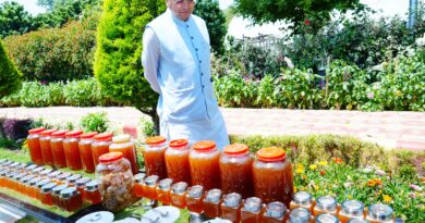 CM धामी ने मुख्यमंत्री आवास परिसर में शहद निकालने की प्रक्रिया का अवलोकन किया