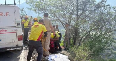 टिहरी में बड़ा हादसा, चंबा-कोटी नैल मार्ग पर खाई में गिरी यूटिलिटी, कई लोग सवार
