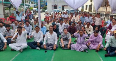 मुख्य महाप्रबंधक कार्यालय जल भवन नेहरू कालोनी में उत्तराखंड जल संस्थान कर्मचारी संगठन का हल्लाबोल धरना प्रदर्शन जारी