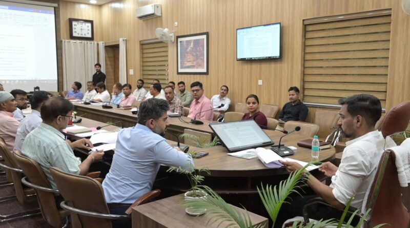 गंगा स्वच्छता पर डीएम सख्त: धरातल पर दिखें नतीजे, सिर्फ प्रजेंटेशन नहीं