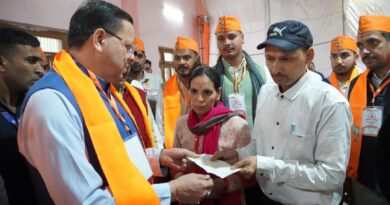 मुख्यमंत्री पुष्कर सिंह धामी ने दिवंगत सोमेंद्र सिंह बोहरा के परिजनों को सौंपी ₹10 लाख की सहायता राशि
