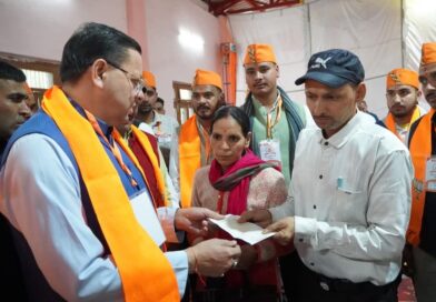 मुख्यमंत्री पुष्कर सिंह धामी ने दिवंगत सोमेंद्र सिंह बोहरा के परिजनों को सौंपी ₹10 लाख की सहायता राशि