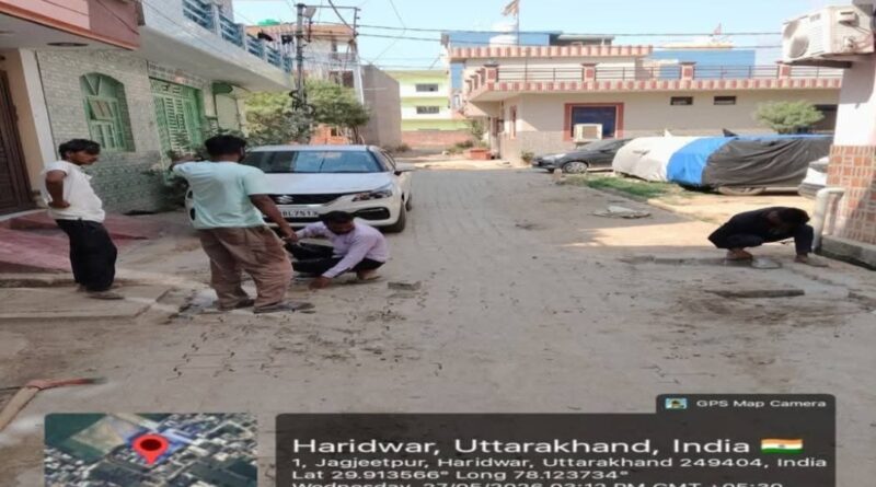 चारधाम यात्रा के दृष्टिगत सिवरेज के लिए खोदी गई सड़कों को त्वरित गति से ठीक करने के लिए दिन- रात किया जा रहा है निमार्ण कार्य