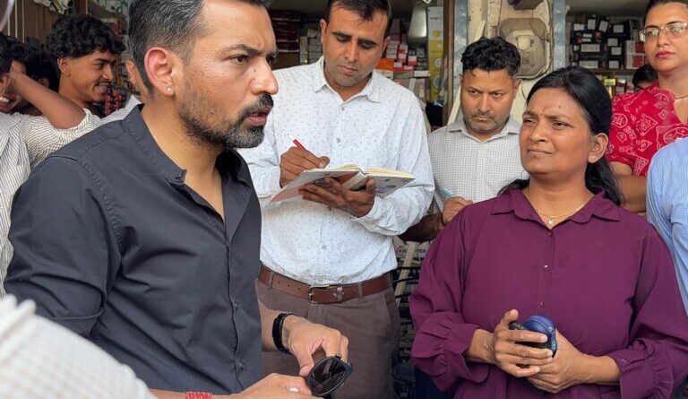 कार्यों की धीमी प्रगति पर डीएम सख्त, अधीक्षण अभियंता UPCL का रोका वेतन