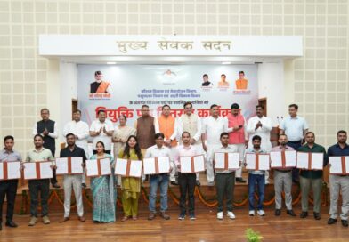 सीएम धामी ने 221 युवाओं को सौंपे नियुक्ति पत्र