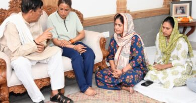 रेखा आर्या ने जसपाल राणा के आवास पहुँचकर दी श्रद्धांजलि, परिजनों को बंधाया ढांढस