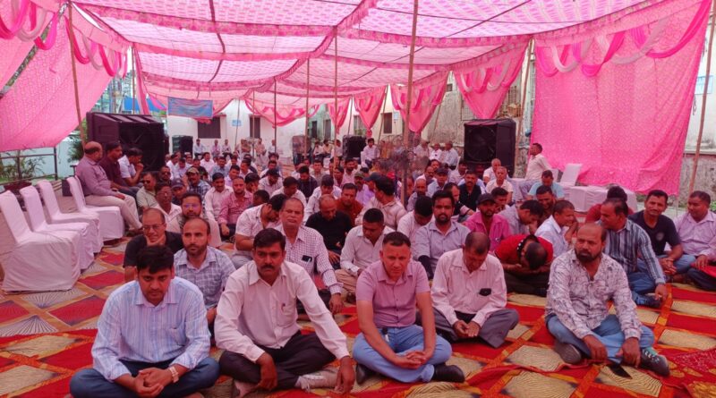 उत्तराखंड जल संस्थान अधिकारी/कर्मचारी संयुक्त मोर्चा ने दिया जल संस्थान मुख्यालय में धरना