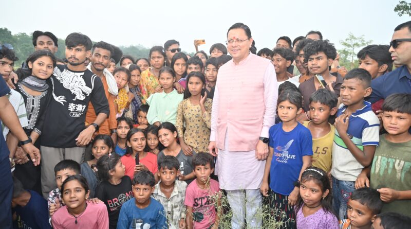 मुख्यमंत्री पुष्कर सिंह धामी को अपने बीच पाकर बच्चे हुए उत्साहित, जमकर खिंचवाईं तस्वीरें