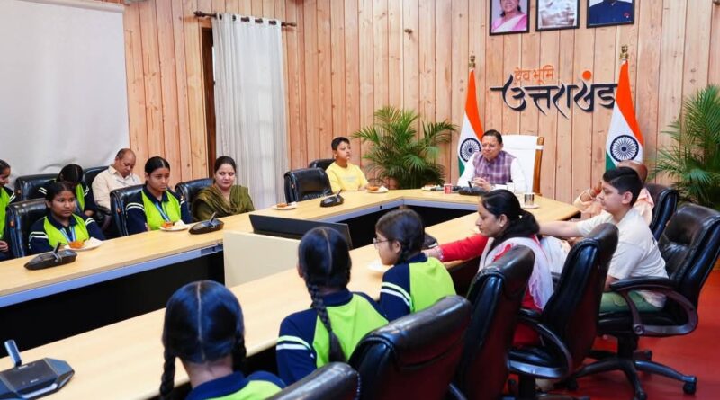 मुख्यमंत्री ने बालिकाओं के साथ प्रधानमंत्री के मन की बात के 134 वें संस्करण को सुना