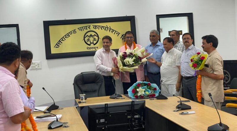 ऊर्जा निगम के अधीक्षण अभियंता युद्धवीर तोमर ने MD, UPCL पी सी. ध्यानी से मुलाक़ात की