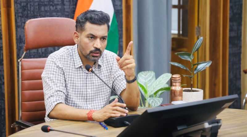 दिव्यांग सुनील चन्द्र को डीएम दून की संवेदनशीलता से मिला सरकारी योजना का लाभ