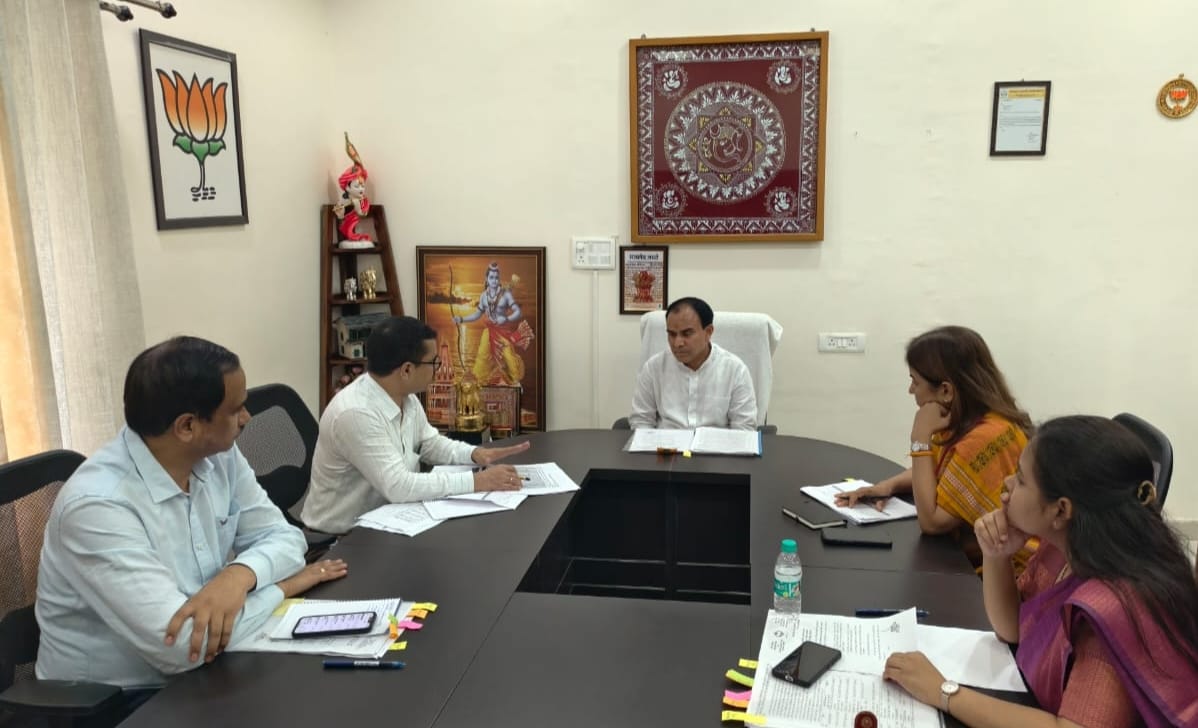 समग्र शिक्षा का बजट खर्च न होने पर शिक्षा मंत्री ने लगाई फटकार, समीक्षा बैठक में अधिकारियों के कसे पेंच