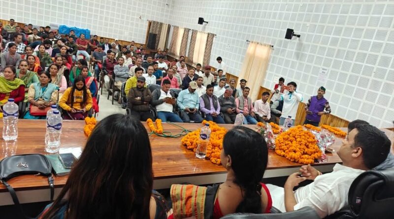 शहरी विकास मंत्री रामसिंह कैड़ा ने धारी ब्लॉक का दौरा कर सुनी भाजपा कार्यकताओं व ग्रामीणों की समस्या