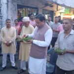लोहियाहेड में ‘वोकल फॉर लोकल’ का संदेश, सीएम धामी ने रवि की टिक्की का लिया स्वाद