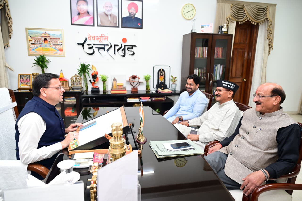 मुख्यमंत्री धामी से स्वास्थ्य मंत्री सुबोध उनियाल एवं विधायक किशोर उपाध्याय ने की भेंट