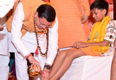 हरिद्वार में सीएम धामी ने हेलीकॉप्टर से कांवड़ियों पर की पुष्पवर्षा