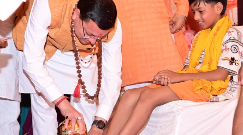 हरिद्वार में सीएम धामी ने हेलीकॉप्टर से कांवड़ियों पर की पुष्पवर्षा