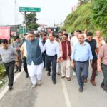 सुवाखोली में प्रस्तावित बिजली घर के चयनित भूमि का स्थलीय निरीक्षण करते कैबिनेट मंत्री गणेश जोशी