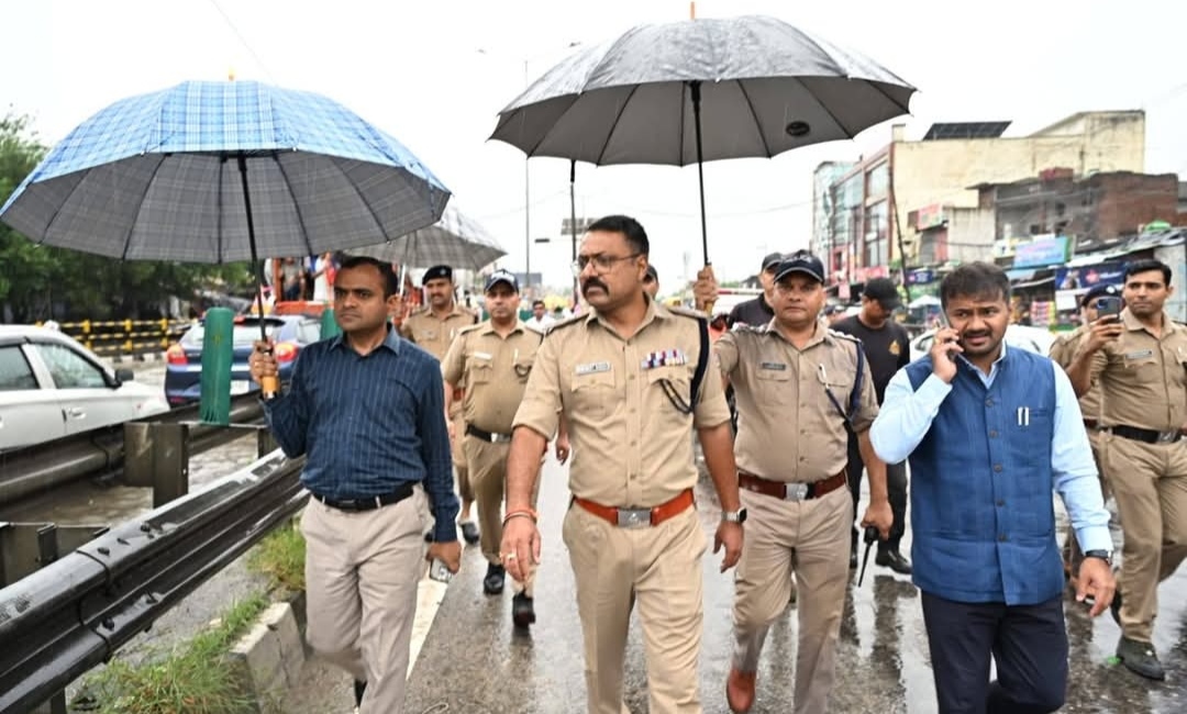 भारी वर्षा के बीच कांवड़ यात्रा व्यवस्थाओं का जायजा लेने नारसन बॉर्डर पहुंचे जिलाधिकारी मयूर दीक्षित एवं वरिष्ठ पुलिस अधीक्षक नवनीत सिंह भुल्लर