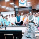 देवप्रयाग के टॉपर छात्रों ने मुख्य सचिव से की मुलाकात, बोले- मेहनत का कोई विकल्प नहीं