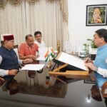 मुख्यमंत्री पुष्कर सिंह धामी से मुख्यमंत्री आवास में कैबिनेट मंत्री खजान दास ने शिष्टाचार भेंट की