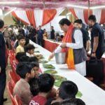 टनकपुर दशहरा महोत्सव में सीता रसोई के भंडारे में शामिल हुए मुख्यमंत्री धामी